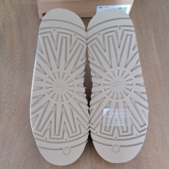 UGG Tazz Slipper / Clog - Color: Driftwood / Turquoise - Size: 9 - Picture 8 of 9